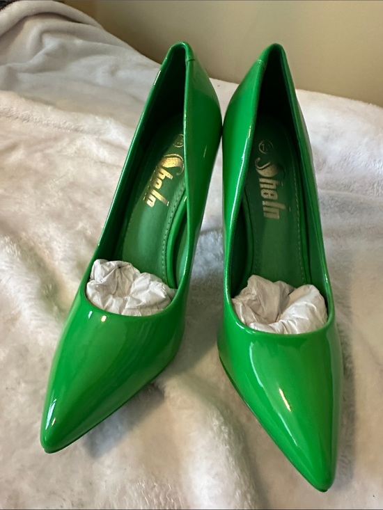 sheln Shoes - Brand new Comfortable Patent Pointed-Toe Pumps in Bright Green - Dress Heels